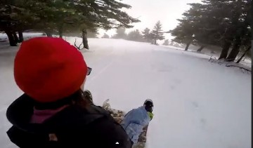 Παιχνίδια με έλκηθρο στην κορυφή του χιονισμένου Αίνου! (video)