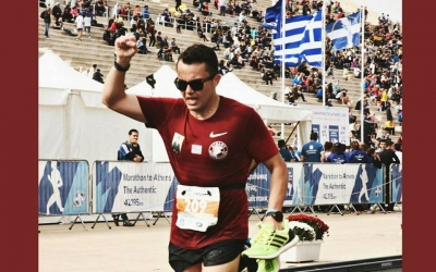 Ο Κωστής Σιδηρόπουλος τερμάτησε στο Παναθηναϊκό Στάδιο χωρίς παπούτσια (εικόνα)