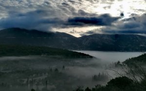 O κάμπος του Αγίου Γεράσιμου μέσα στην πρωινή ομίχλη (εικόνες)