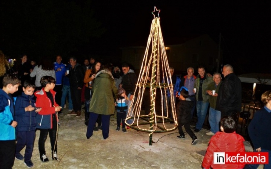 Όμορφη Χριστουγεννιάτικη γιορτή στο άναμμα του δέντρου στα Βλαχάτα (εικόνες + video)