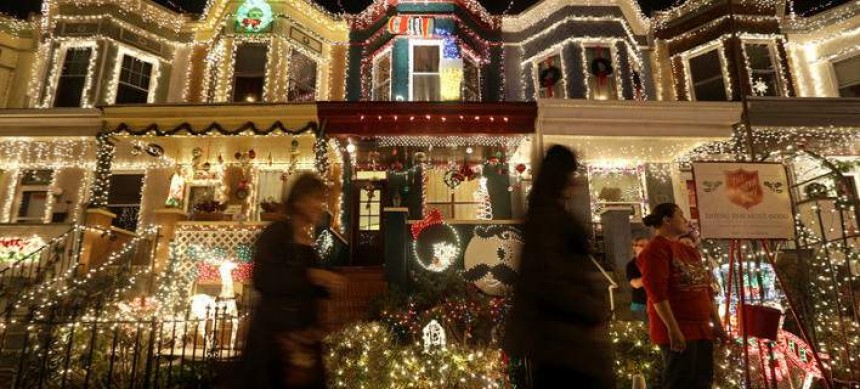 Τα χριστουγεννιάτικα λαμπάκια στις ΗΠΑ «καίνε» περισσότερη ενέργεια από ότι μια φτωχή χώρα ολόκληρο το χρόνο