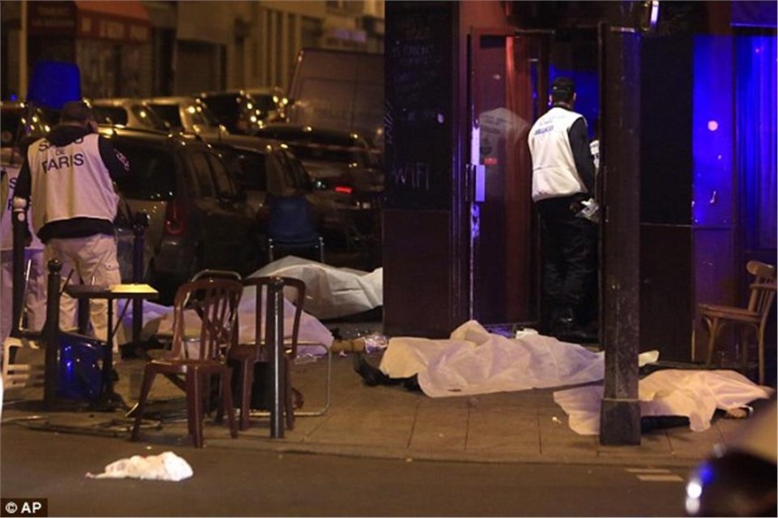 Πόλεμος στο Παρίσι με κύμα τρομοκρατικών επιθέσεων