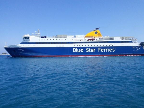 Το Blue Star Naxos προσέκρουσε στο λιμάνι της Τήνου!