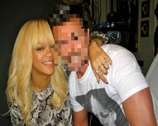 Ποιος Ελληνας παρουσιαστής βρέθηκε στην αγκαλιά της Rihanna;