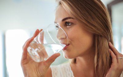 Ελένη Χαρώνη: 10 απλοί τρόποι για να πίνετε περισσότερο νερό