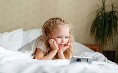 Οι οθόνες αλλάζουν τον παιδικό εγκέφαλο – Τι δείχνει νέα μελέτη