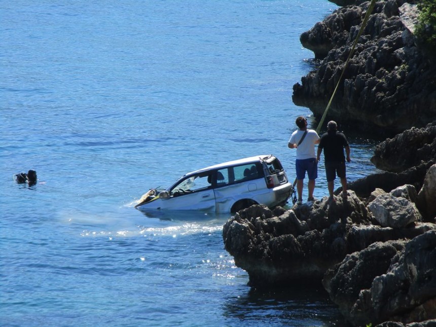 Αυτοκίνητο εξετράπη της πορείας του και έπεσε στη θάλασσα (εικόνες)