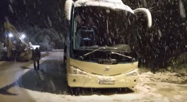 Εγκλωβίστηκε λεωφορείο και στα Διβαράτα - Βίντεο απο την προσπάθεια απεγκλωβισμού