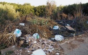 Επικίνδυνη χωματερή στον Καραβάδο (εικόνες)