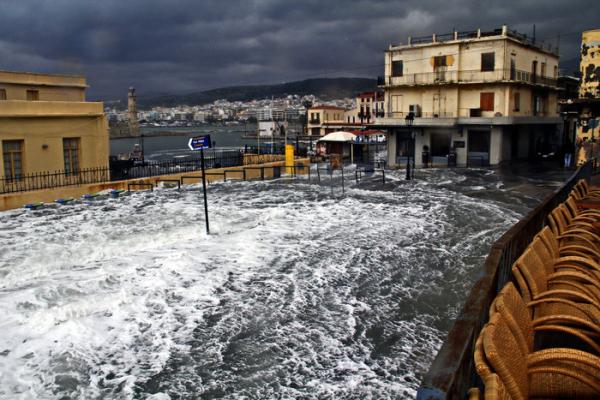 Ρέθυμνο: Η θάλασσα κάλυψε την είσοδο και το πάρκινγκ στο λιμάνι (εικόνες)