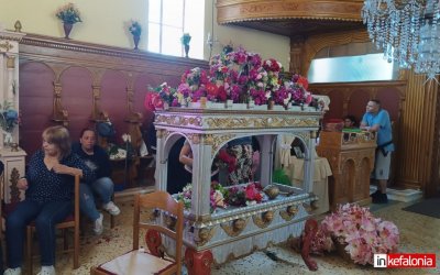 Βλαχάτα: Με λουλούδια της Άνοιξης στόλισαν τον Επιτάφιο στον Ιερό Ναό της Αγίας Μαρίνας!