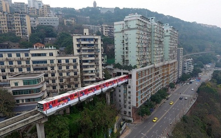 Κίνα: Τρένο περνά μέσα από πολυκατοικία!