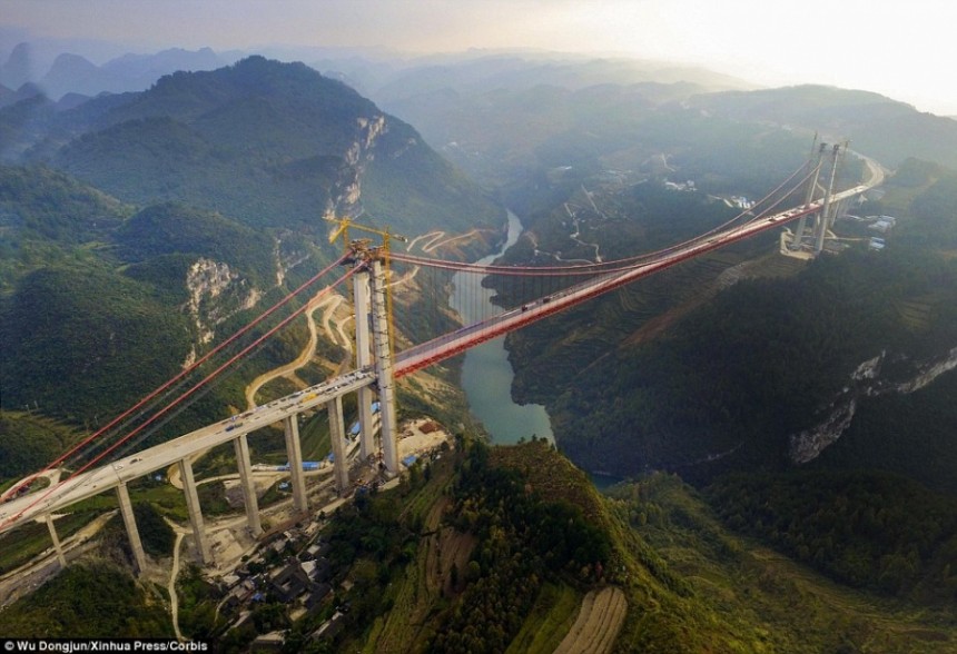 Σχεδόν έτοιμη μια από τις μεγαλύτερες κρεμαστές γέφυρες στον κόσμο (Φωτογραφίες)