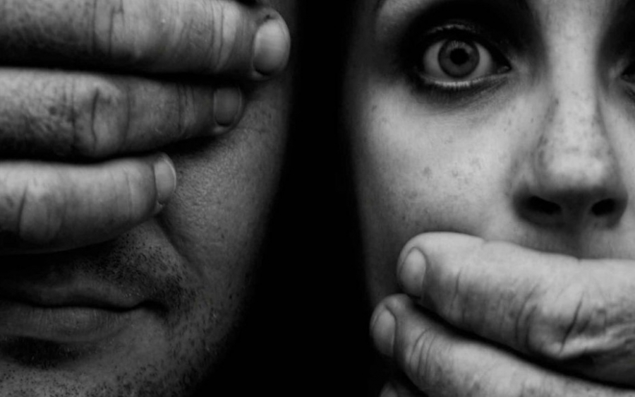 Ψυχολογική βία στη σχέση: Τα πρώτα σημάδια που πρέπει να σε βάλουν σε σκέψεις