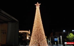 Άναψε το Χριστουγεννιάτικο δέντρο της κεντρικής πλατείας