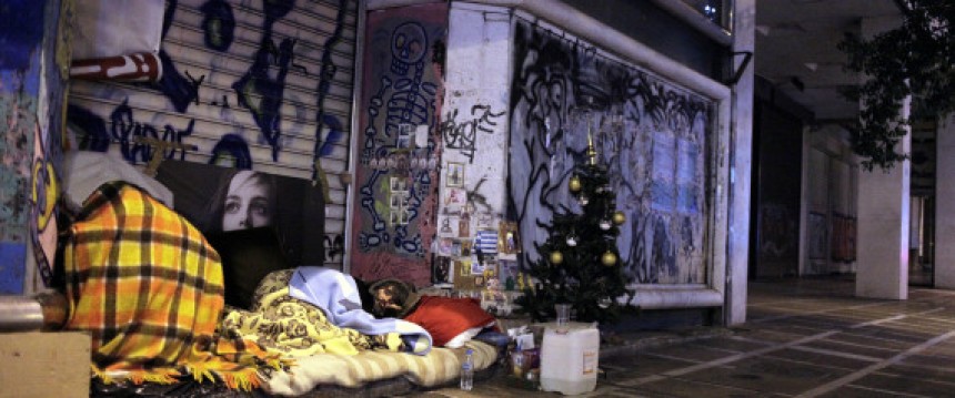 Το χριστουγεννιάτικο δέντρο ενός άστεγου σε μια γωνιά του κέντρου της Αθήνας