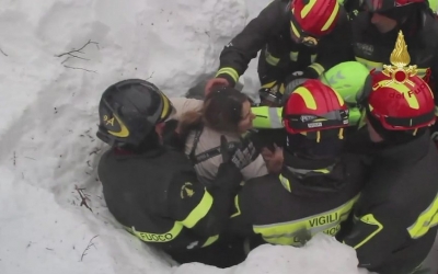Θαύμα στην Ιταλία: Ανασύρθηκαν ζωντανοί 8 άνθρωποι από το θαμμένο στο χιόνι ξενοδοχείο [εικόνες]