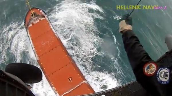 Συγκλονιστικές εικόνες από το πλοίο «Mare» στα Χανιά και την διάσωση των ναυτικών (video)