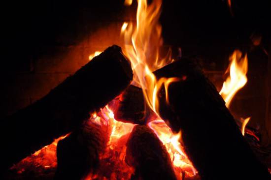 Πήραν φωτιά τα τζάκια και οι ξυλόσομπες - Αποπνικτική η ατμόσφαιρα σε πολλές περιοχές