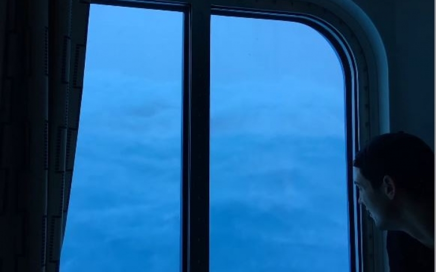 Νέο βίντεο από την τρομακτική στιγμή όπου κύματα 9 μέτρων χτυπούν υπερπολυτελές κρουαζιερόπλοιο