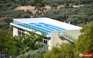 Μια τεράστια ελληνική σημαία στην ταράτσα του ανακαινισμένου Δημοτικού Σχολείου Διλινάτων! (εικόνες)