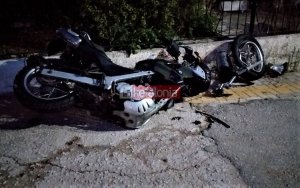 Τροχαίο ατύχημα με τραυματισμό οδηγού μηχανής στα Περατάτα (εικόνες)