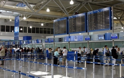 Κορωνοϊός: Σκέψη να σταματήσουν οι πτήσεις από και προς την Ελλάδα από το βράδυ της Κυριακής