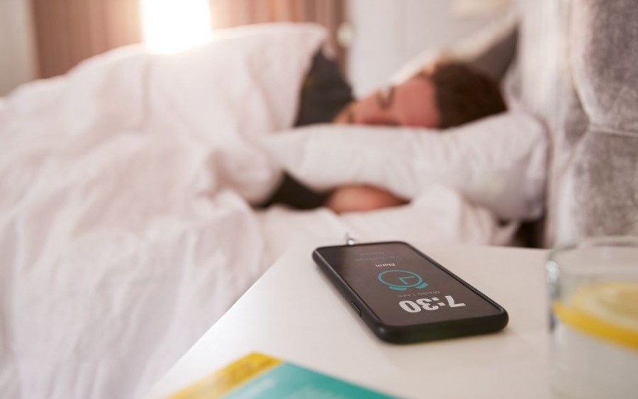 Γιατί δεν πρέπει να κοιμάστε με το κινητό δίπλα στο κρεβάτι