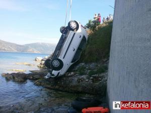 Αυτοκίνητο στο Φισκάρδο κατέληξε στη θάλασσα