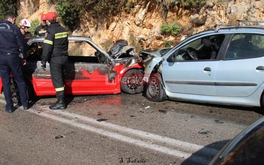 Τροχαίο στον Κούταβο – Τυλίχθηκαν στις φλόγες τα δύο οχήματα – Δύο ελαφρά τραυματίες (εικόνες)