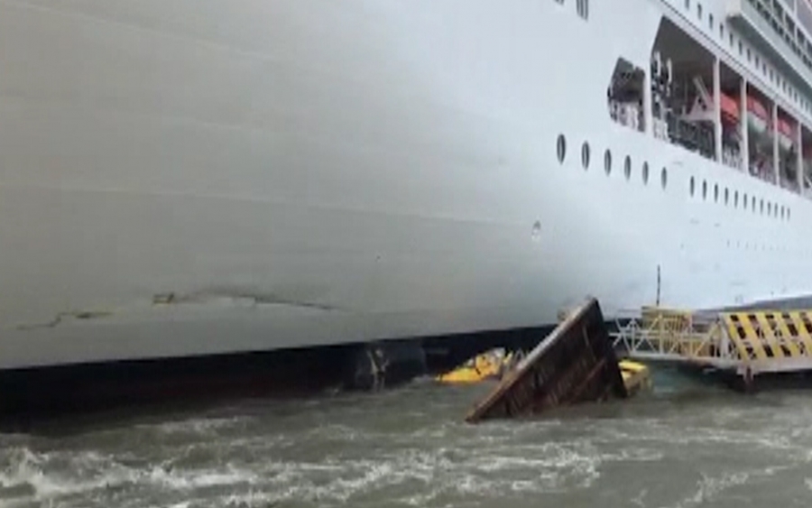 Το κρουαζιερόπλοιο ARMONIA της MSC πέφτει πάνω στην προβλήτα (VIDEO)