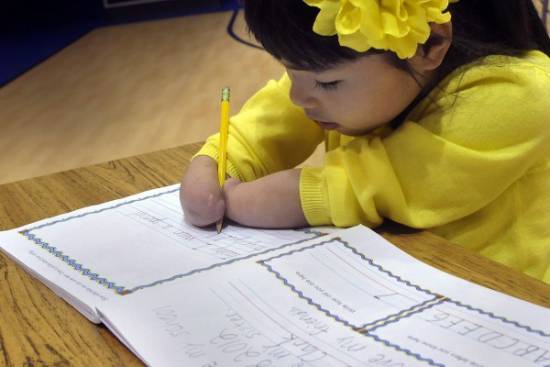 Συγκινητικό! 7χρονη που γεννήθηκε χωρίς χέρια κέρδισε σε διαγωνισμό καλλιγραφίας
