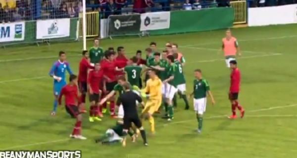 Τον κλώτσησε στο κεφάλι! Χαμός σε αγώνα Εθνικών Ομάδων U-16 (video)
