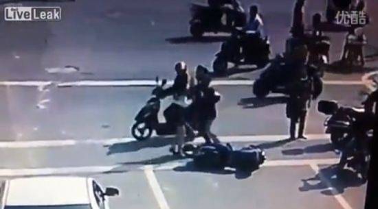 Βίντεο-σοκ: Ανδρας κλωτσάει στο κεφάλι γυναίκα επειδή τον τράκαρε