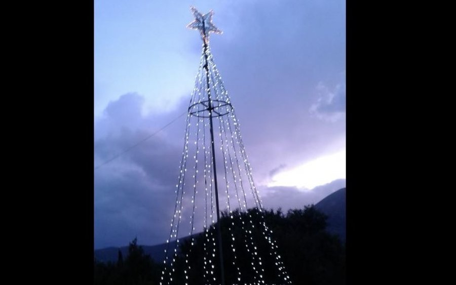 Τζαννάτα: Ύπο βροχή στήθηκε και φέτος το Χριστουγεννιάτικο Δέντρο (εικόνα)