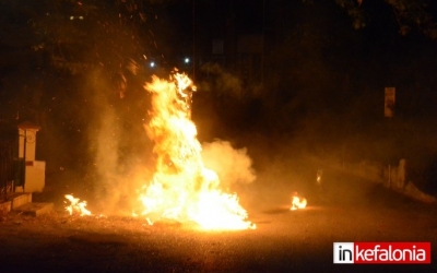 Σε &quot;εκρηκτική&quot; ατμόσφαιρα έκαψαν τον Ιούδα στα Λουρδάτα! (εικόνες + video)