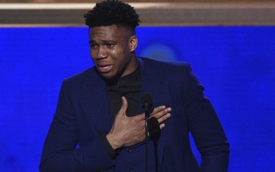 Τεράστιος Γιάννης Αντετοκούνμπο! Συγκλόνισε, βάζοντας τα κλάματα όταν παρέλαβε το βραβείο του MVP του ΝΒΑ! (video)