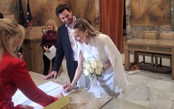 Ένα «ναι» γεμάτο αγάπη και άρωμα Κεφαλονιάς στο Δημαρχείο Αθηνών