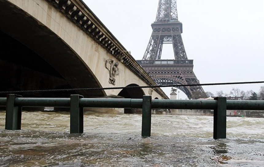 Το Παρίσι πνίγεται, το Λούβρο κλείνει (εικόνες)