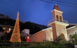Άναψε το Χριστουγεννιάτικο δέντρο στα Σιμωτάτα (εικόνες)