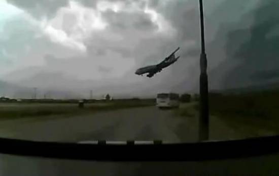 Βίντεο ΣΟΚ. Πτώση και συντριβή αεροπλάνου Boeing 747