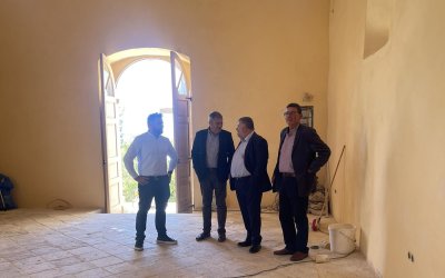 Βουλευτής και δήμαρχος Αργοστολίου είδαν την πρόοδο των εργασιών αναστήλωσης στο καθολικό της Παλαιάς Μονής Σισσίων