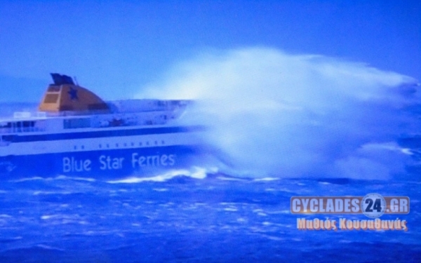 Τα κύματα «καταπίνουν» το Blue Star Paros στο στενό Μυκόνου-Τήνου! (video)
