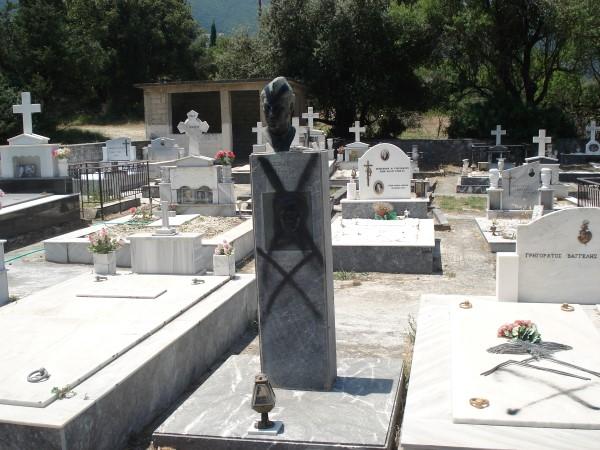 Βεβήλωσαν τον τάφο του Αστραπόγιαννου (UPD)