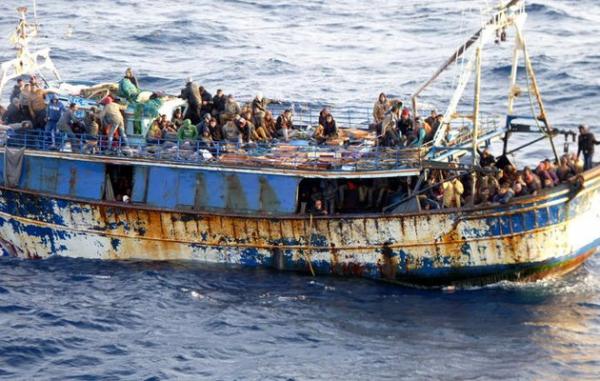700 μετανάστες σε ακυβέρνητο πλοίο νότια της Κρήτης