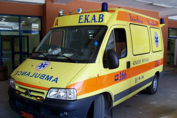 To EKAB στέλνει στην Κεφαλονιά δυο ασθενοφόρα και εξειδικευμένο προσωπικό