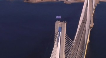 Η Γαλανόλευκη στην κορυφή της γέφυρας Ρίου - Αντιρρίου! (βίντεο)