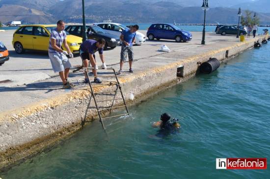 Υποβρύχιος καθαρισμός στο λιμάνι Ληξουρίου, βρέθηκαν από καρέκλες μέχρι… ποδήλατα!