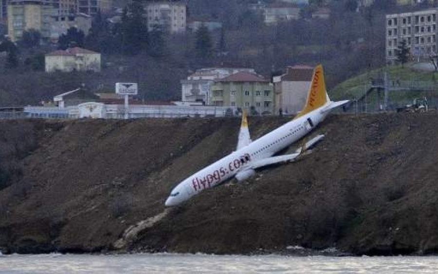 Τουρκία: Τρομακτικές εικόνες από το αεροπλάνο που γλίστρησε σε γκρεμό