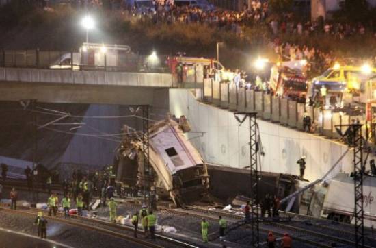 Θρήνος σε όλη την Ισπανία - Πάνω από 30 νεκροί από φοβερό σιδηροδρομικό δυστύχημα - Φωτογραφίες που κόβουν την ανάσα